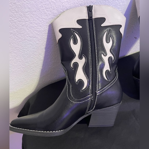 Women’s cowboy boots. Like new condition - Picture 7 of 9